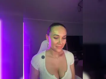 Bongacams Watch Live Sex Cams of QWEENII