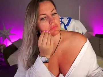 Bongacams Adult Webcam of KiraCandyS