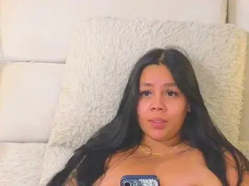 Bongacams Watch Live Sex Cams of emilyqueen3xx
