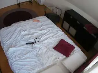 Camsoda Nude Webcam of voyeurcam-julmodels-whitebed-2