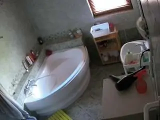 Camsoda Adult Webcams of voyeurcam-julmodels-bath-1st-2