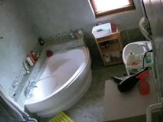 Camsoda Live Sex Cam of voyeurcam-julmodels-bath-1st-2