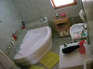 Camsoda Live Sex Cam of voyeurcam-julmodels-bath-1st-2