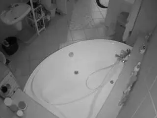 Camsoda Free Porn Cam of voyeurcam-julmodels-bath-1st-1