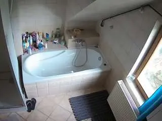 Camsoda Adult Webcam of voyeurcam-julmodels-bath-2nd-1