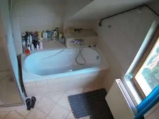 Camsoda Private Sex Chat of voyeurcam-julmodels-bath-2nd-1