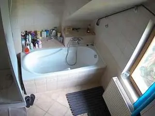 Camsoda Private Sex Chat of voyeurcam-julmodels-bath-2nd-1