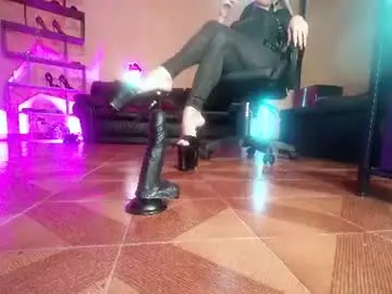 Chaturbate Live Sex Cam of monicamaxwell2