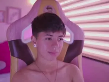 Chaturbate Live Sex Cam of tommy_blue1