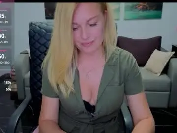 Chaturbate Live Sex Cam of mira_whitme