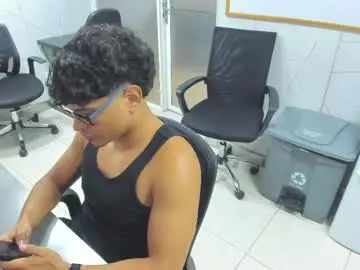 Chaturbate Live Sex Cam of alekzamo