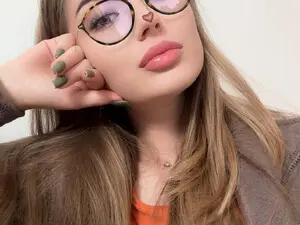 Myfreecams Live Sex of Adeline_D