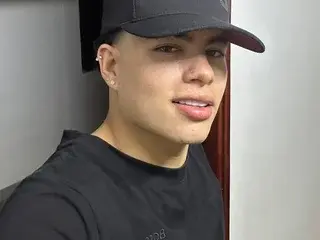Streamate Live Sex Cam of Clayy_black