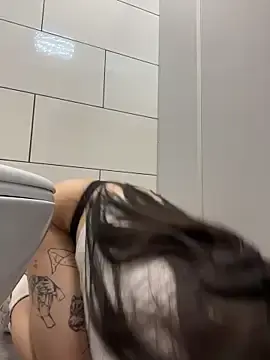 Stripchat Live Sex Cam of Holly_Play