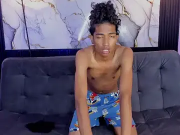Stripchat Free Porn Cam of triiangel_latinboy