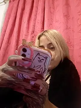 Stripchat Sex Cam of sofigirlgold