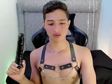 Stripchat Free Porn Cam of Yuztin_little_