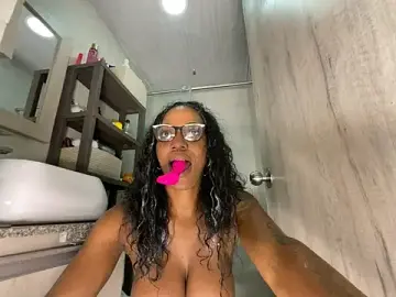 Stripchat Free Porn Cam of Bustykeyla