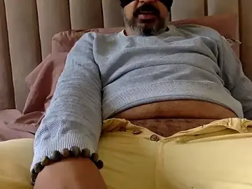 Stripchat Sex Cam of CaiBull