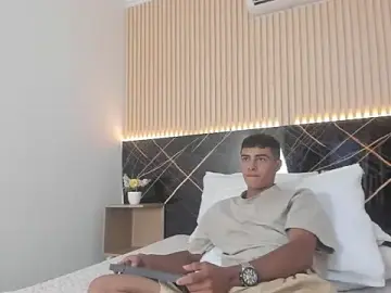 Stripchat Sex Cam of Bruno_fox