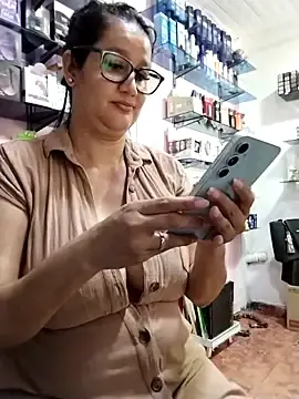 Stripchat Sex Cam of keilymadam