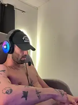 Stripchat Sex Cam of Aaron_hyuga