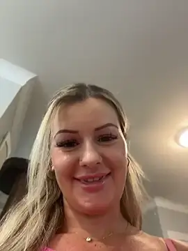 Stripchat Live Sex Cam of LoveShae_