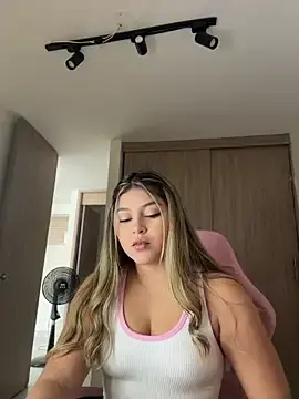 Stripchat Watch Live Sex Cams of lunablossom_