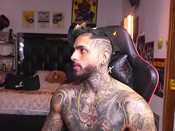 Stripchat Free Porn Cam of logan_hugh8
