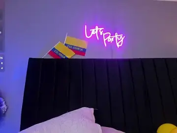 Stripchat Free Porn Cam of isaxcurves