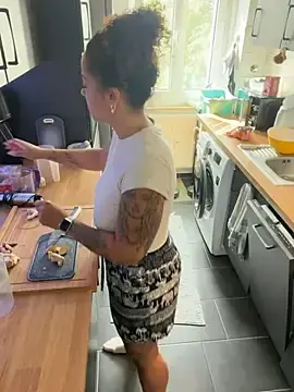 Stripchat Live Sex Cam of SweetPetiteNoir