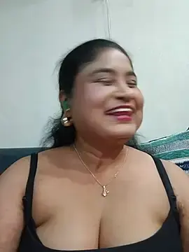 Stripchat Nude Webcam of hornyriyanka