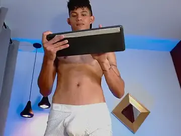 Stripchat Live Sex Cam of KamiSuarez
