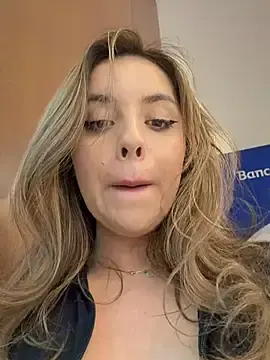 Stripchat Live Sex Cam of Alirawrz