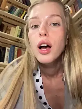 Stripchat Live Sex of kira_mia