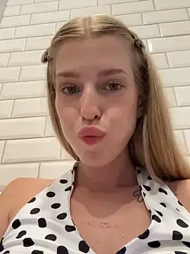 Stripchat Adult Webcams of kira_mia