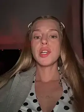 Stripchat Adult Webcam of kira_mia