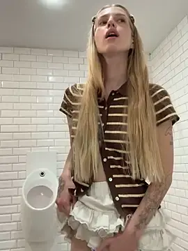 Stripchat Free Live Porn of kira_mia