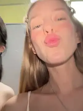 Stripchat Sex Cam of kira_mia