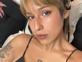 Xlovecam Free Porn Cam of KiaraHernandezX